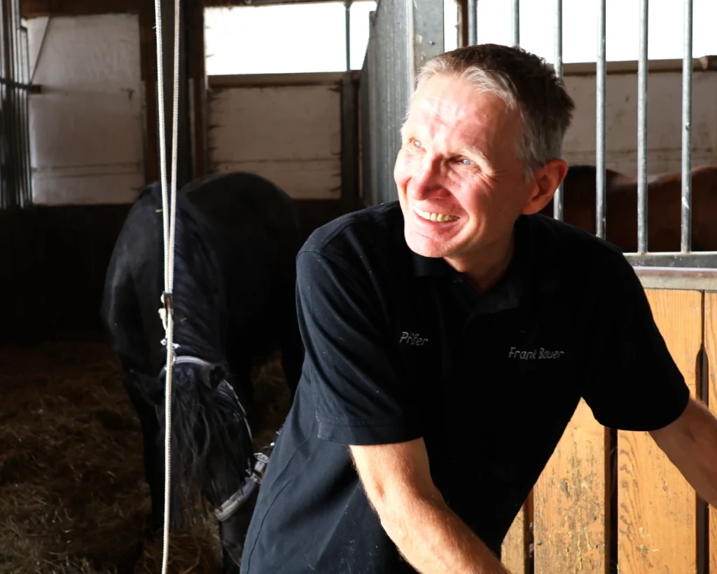 Frank Bauer im Stall als Pferdedentalpraktiker